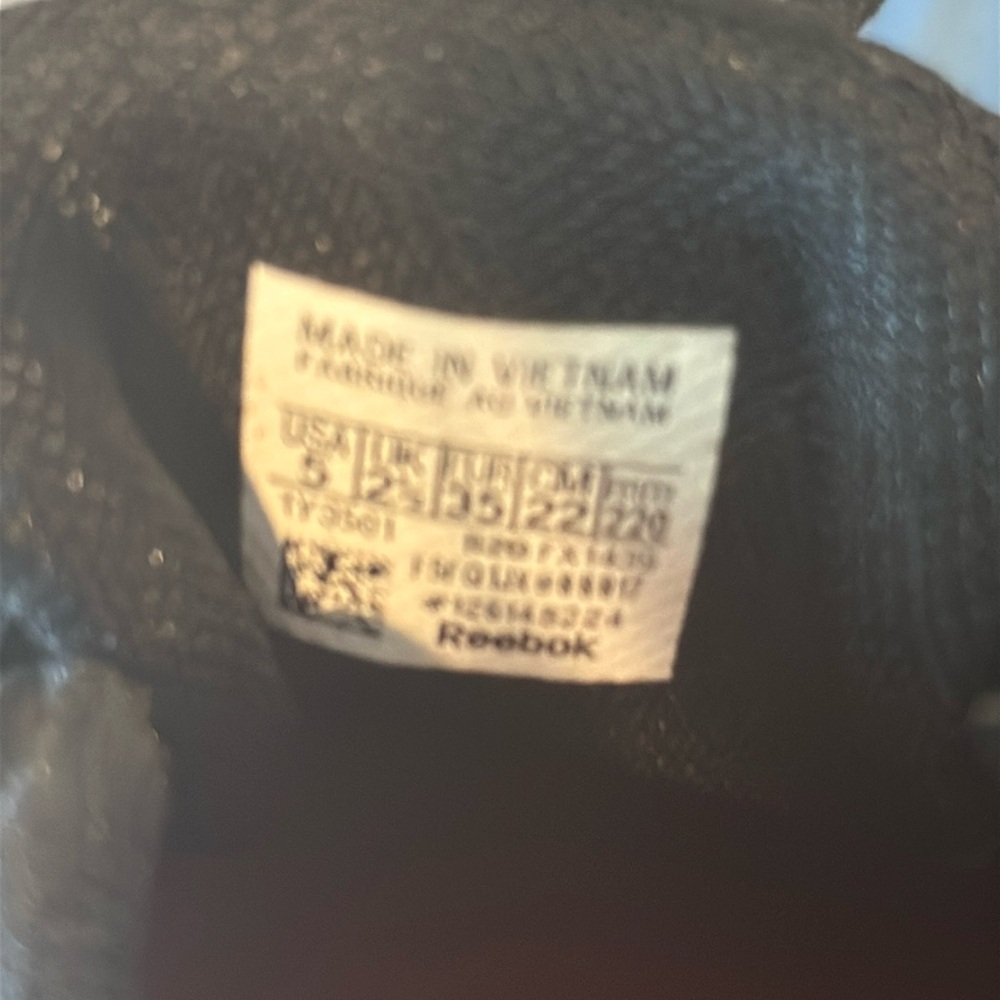 Size 5 Reebok shoes - Picture 4 of 4